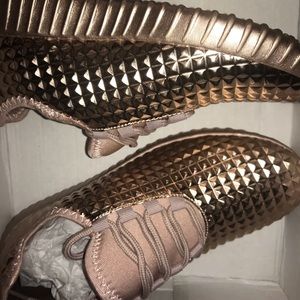 Tennis shoes never worn, packing included